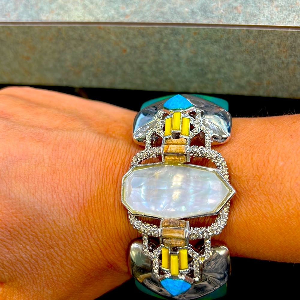 NEW DROPPED PRICED TO SELL🙆🏼‍♀️come hither

Authentic Alexis Bittar bracelet🤩